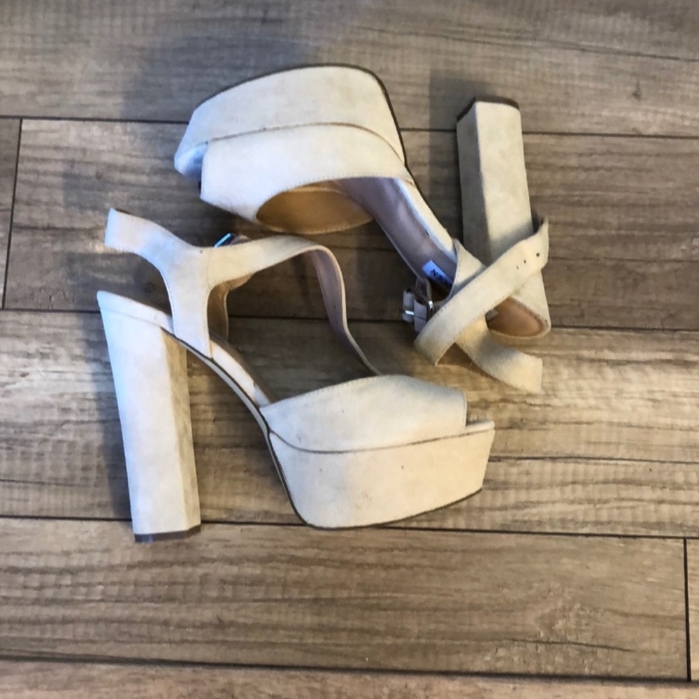 Gorge white heels!